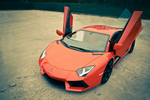 Czerwone Lamborghini z otwartymi drzwiami