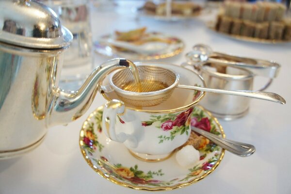 In a cup of tea, pour the tea leaves through a strainer