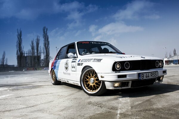 Blanc bmw e30 sur fond de ciel