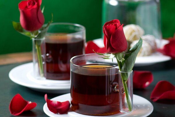 Verres romantiques avec des roses et du thé