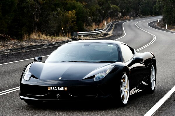 Ferrari noire de luxe sur les routes de l Italie