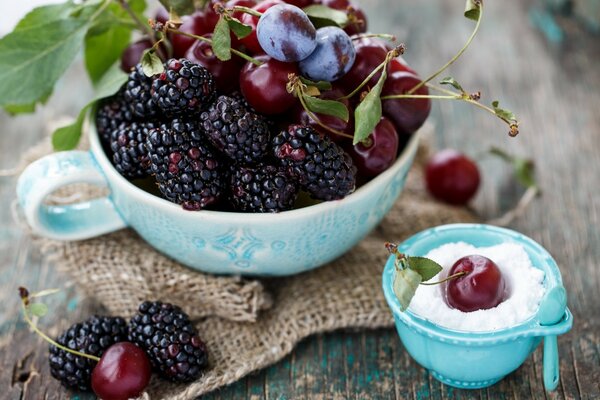 Schöne Beeren auf einer blauen Untertasse