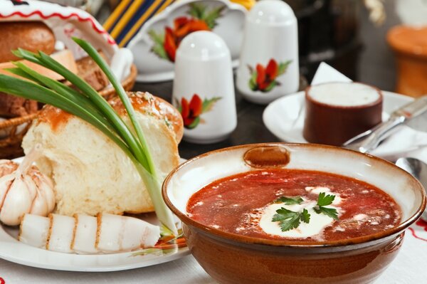 Comida ucraniana borscht, manteca de cerdo y cebollas verdes en la mesa