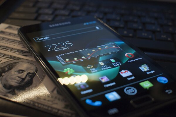 Le Smartphone de Samsung repose sur le clavier de noubuka avec des dollars