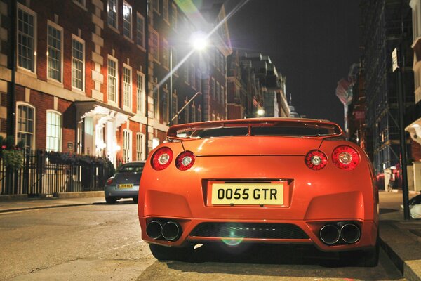 Nissan en las luces de la ciudad nocturna