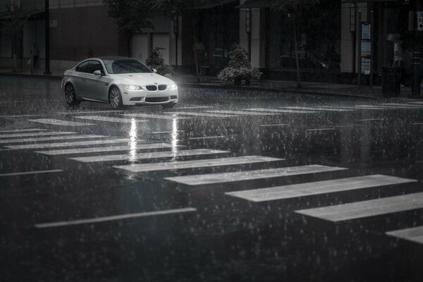 BMW in der Stadt bei Regen