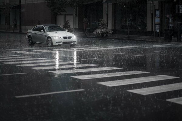 BMW en la ciudad durante la lluvia