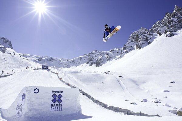 Snowboarder fa il trucco in aria