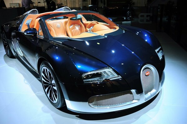 Машина bugatti синего цвета с оранжевым салоном