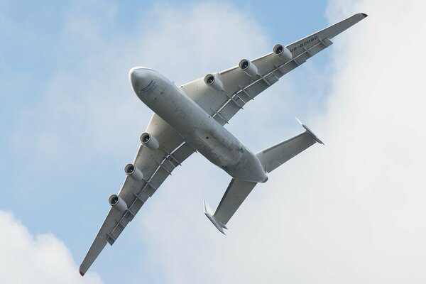 Un avión vuela en el cielo con nubes