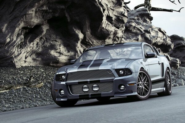 Ford Mustang gt500 Shelby sullo sfondo delle montagne rocciose