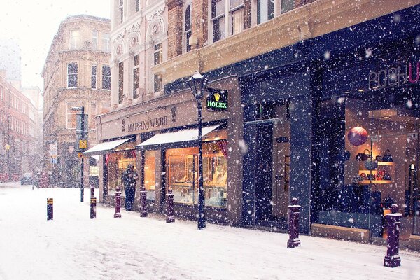 Alte europäische Straße im Schneefall