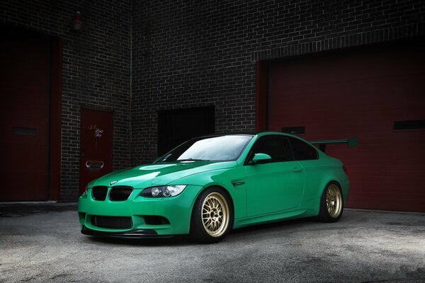 Voiture verte dans le garage de briques