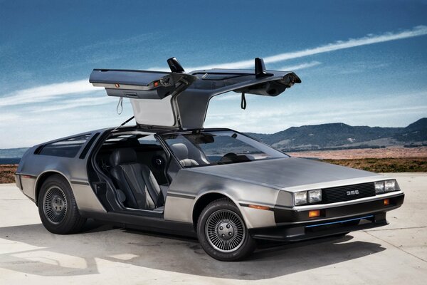 Foto della macchina DeLorean. ala di Gabbiano