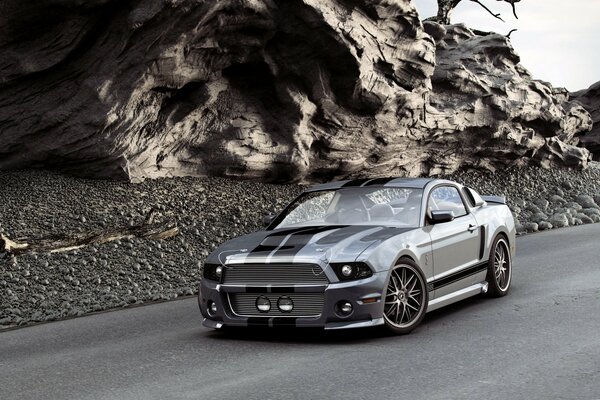 En la carretera de montaña-el legendario Ford Mustang