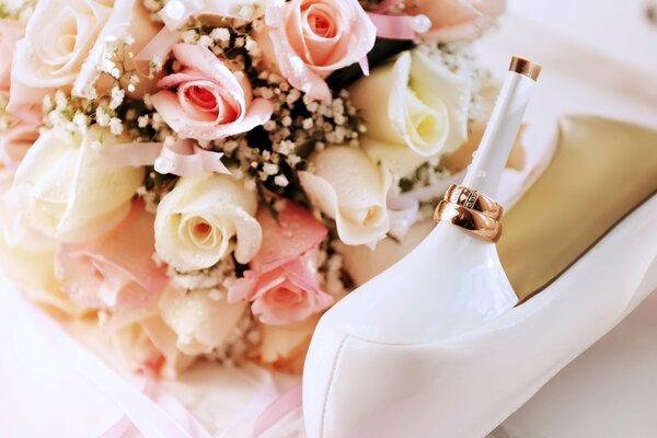 Bagues de mariage à talons avec fleurs