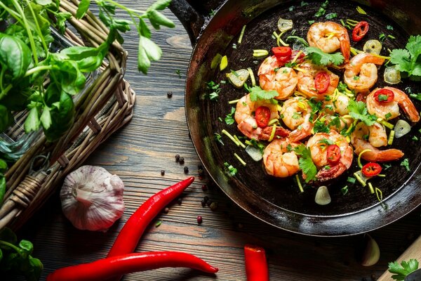 Receta de camarones fritos en una sartén con ajo y hierbas