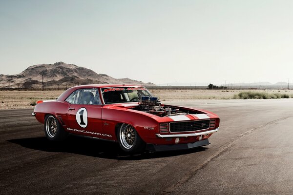 Chevrolet Camaro auf der Strecke bei Sonnenuntergang