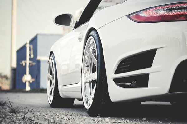 Porsche Turbo blanc vue de côté et arrière