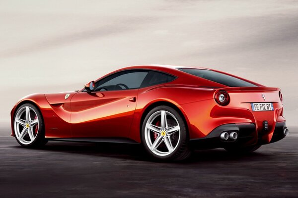 Ferrari F12 Berlinetta vista trasera roja