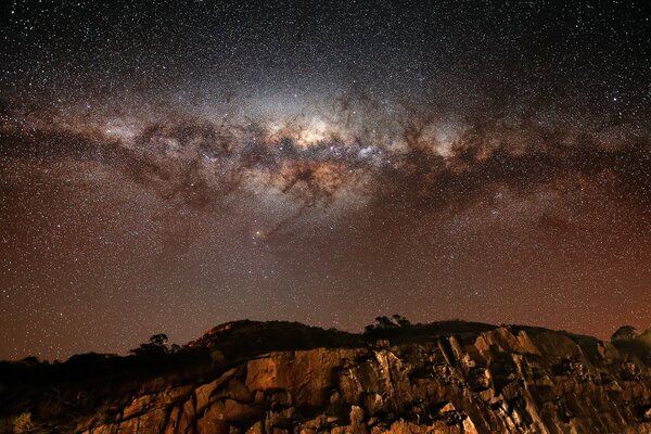 Las estrellas y la vía láctea sobre las rocas