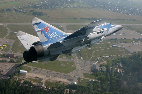 MIG-31 sobrevuela el campo