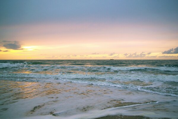 Olas furiosas al atardecer