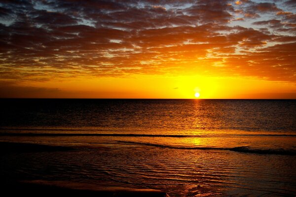 Pomarańczowy zachód słońca na rozległym oceanie