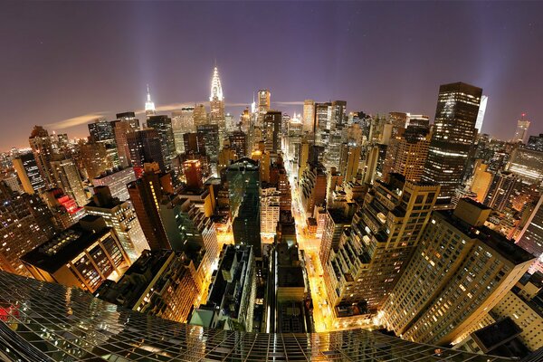 Imagen de las luces de la noche de Manhattan