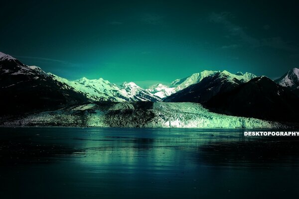 Montagne nella neve. Lago in inverno