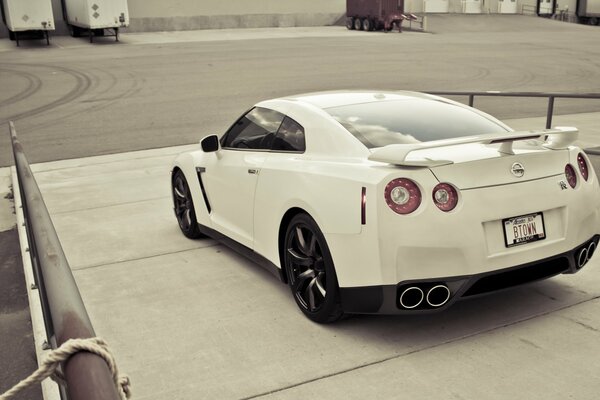 Nissan GTR blanco sale de la rampa