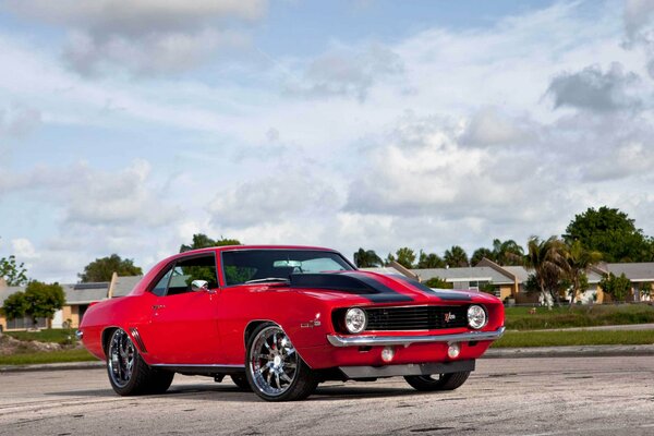 El Chevrolet Camaro rojo se ve muy bonito