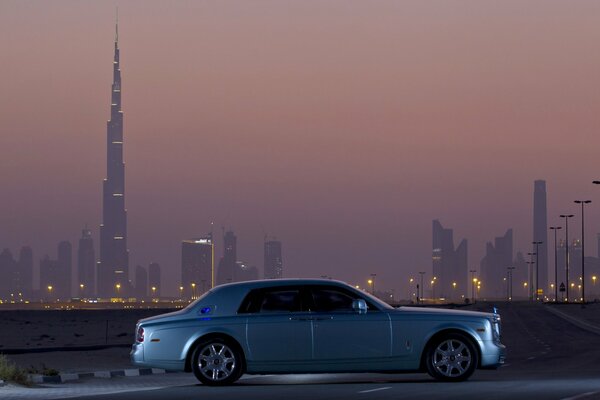 Voiture Rolls-Royce Phantom 102ex sur fond de ville nocturne