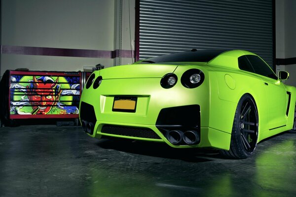 Der matte, hellgrüne Nissan GT-R ist der Teufel, mit neuem Tuning, in der Garage