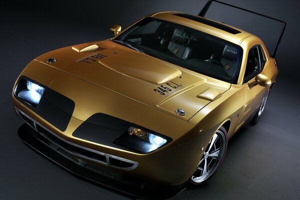 Goldener muskel car daytona dodge challenger