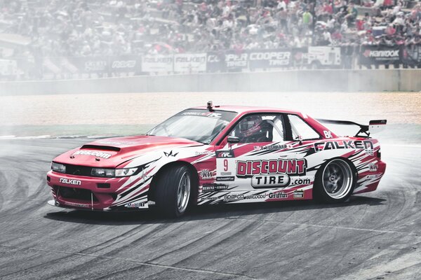 Nissan silvia s13 alla deriva con fumo in competizione