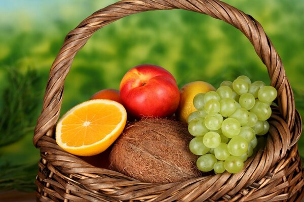 Frutas brillantes en una cesta de mimbre