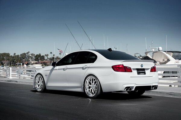 Un BMW F10 blanco se encuentra en el muelle