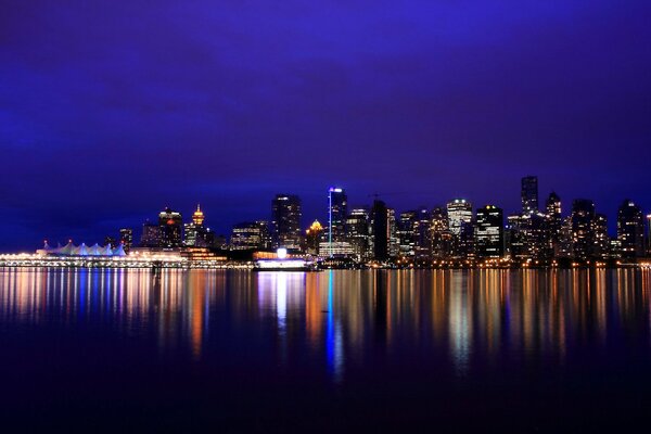 El fondo de la noche Canadá se refleja en el agua