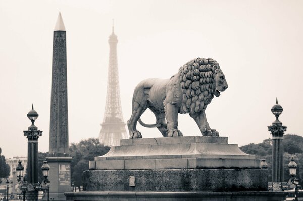 Ciudad Francia París monumento de la enorme estatua del León