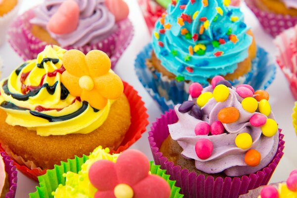 Cupcakes luminosi con crema e decorazioni dolci