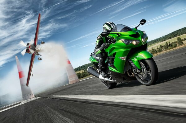 Un kawasaki verde monta en el fondo de un avión que cae