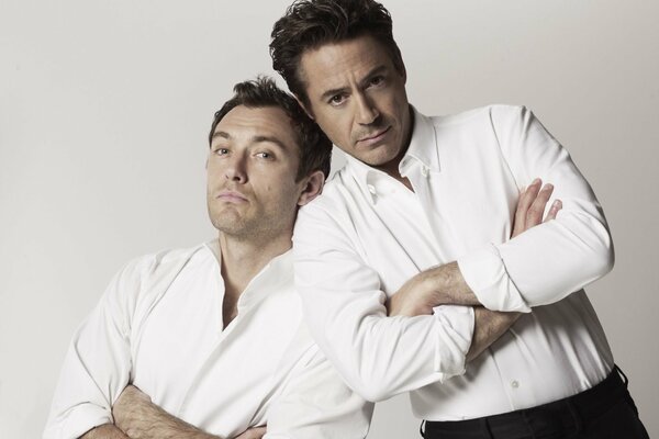 Robert Downey Jr. et Jude Lowe en chemises blanches, avec des manches rejetées