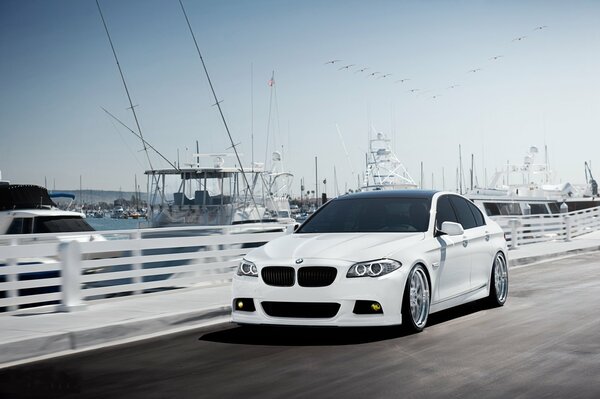 Blanc BMW Monte dans le port de mer