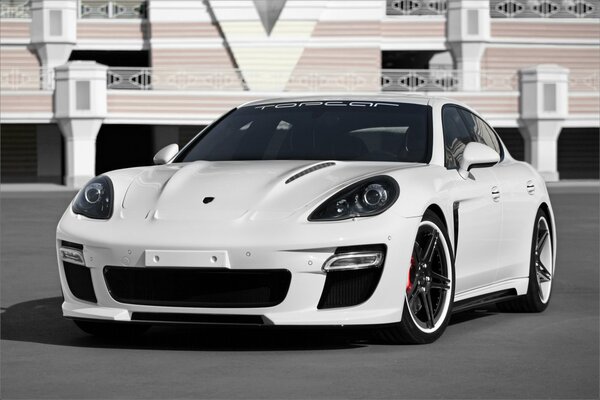 Coche blanco Porsche Panamera