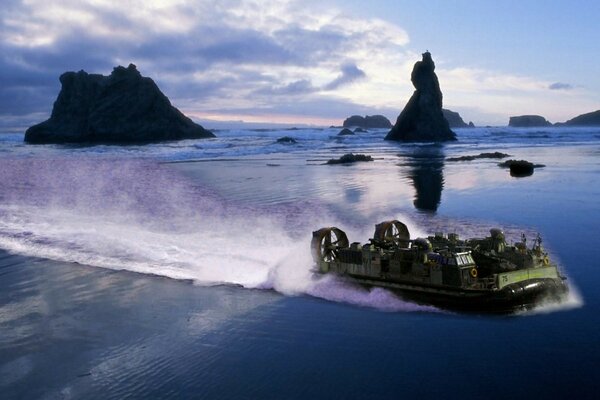 Hermoso paisaje acuático con barco