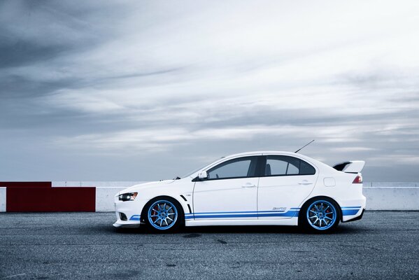 Mitsubishi lancer Evolution sur la piste