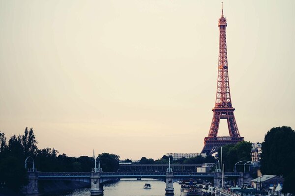 La ville légendaire de Paris avec la tour Eiffel ciel gris