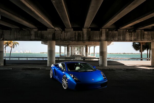 Blauer unter der Brücke sportlicher Lamborghini