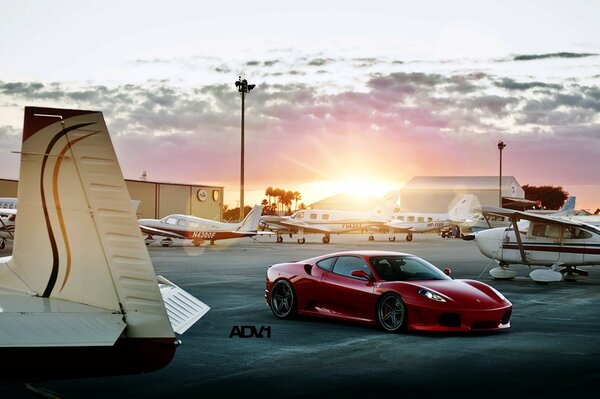 Ferrari f430 estacionado en el aeródromo